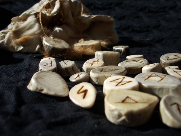 1646819436_8-kartinkin-net-p-runi-krasivie-kartinki-9